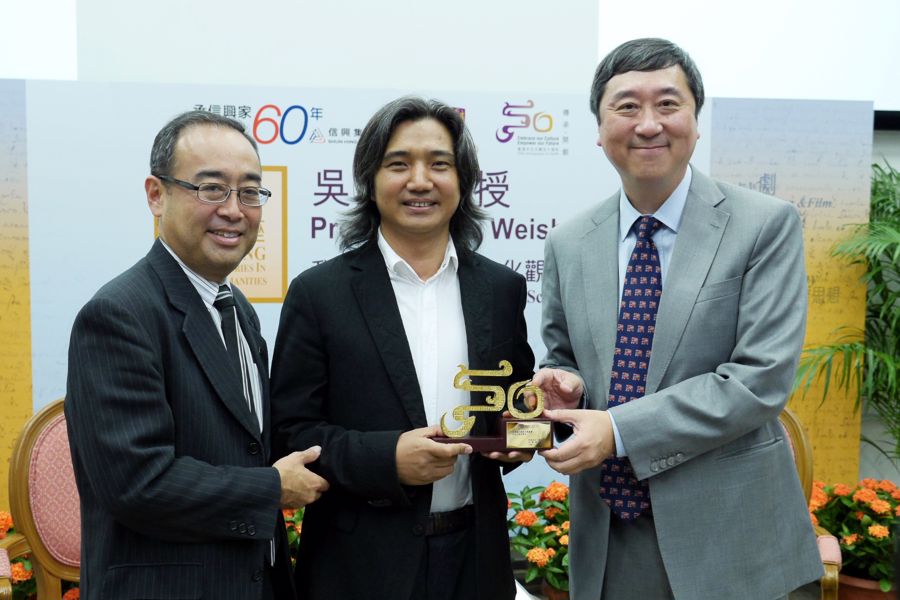 蒙德揚先生（左）及沈祖堯教授（右）致送紀念品予吳為山教授。